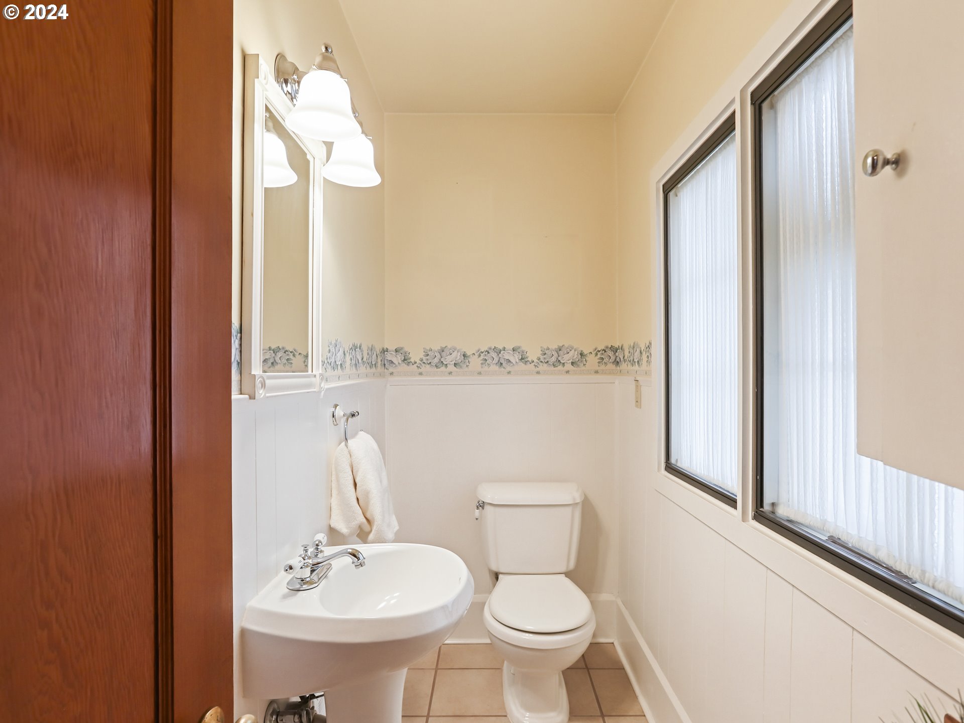 116 West 29th Street Vancouver, WA 98660 - Photo 17 of 35 a bathroom with a toilet sink and mirror