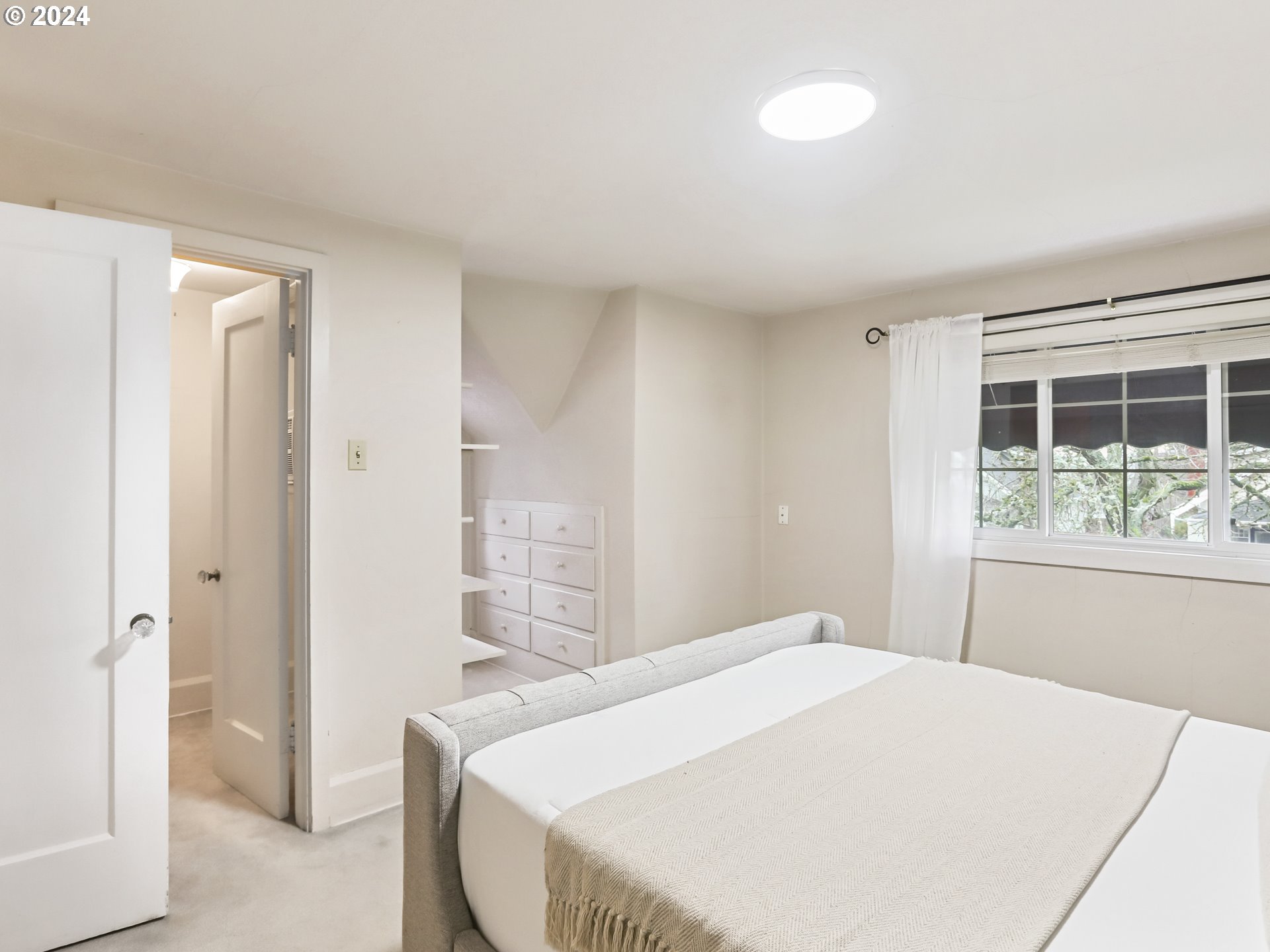 116 West 29th Street Vancouver, WA 98660 - Photo 19 of 35 a bedroom with a bed and a window