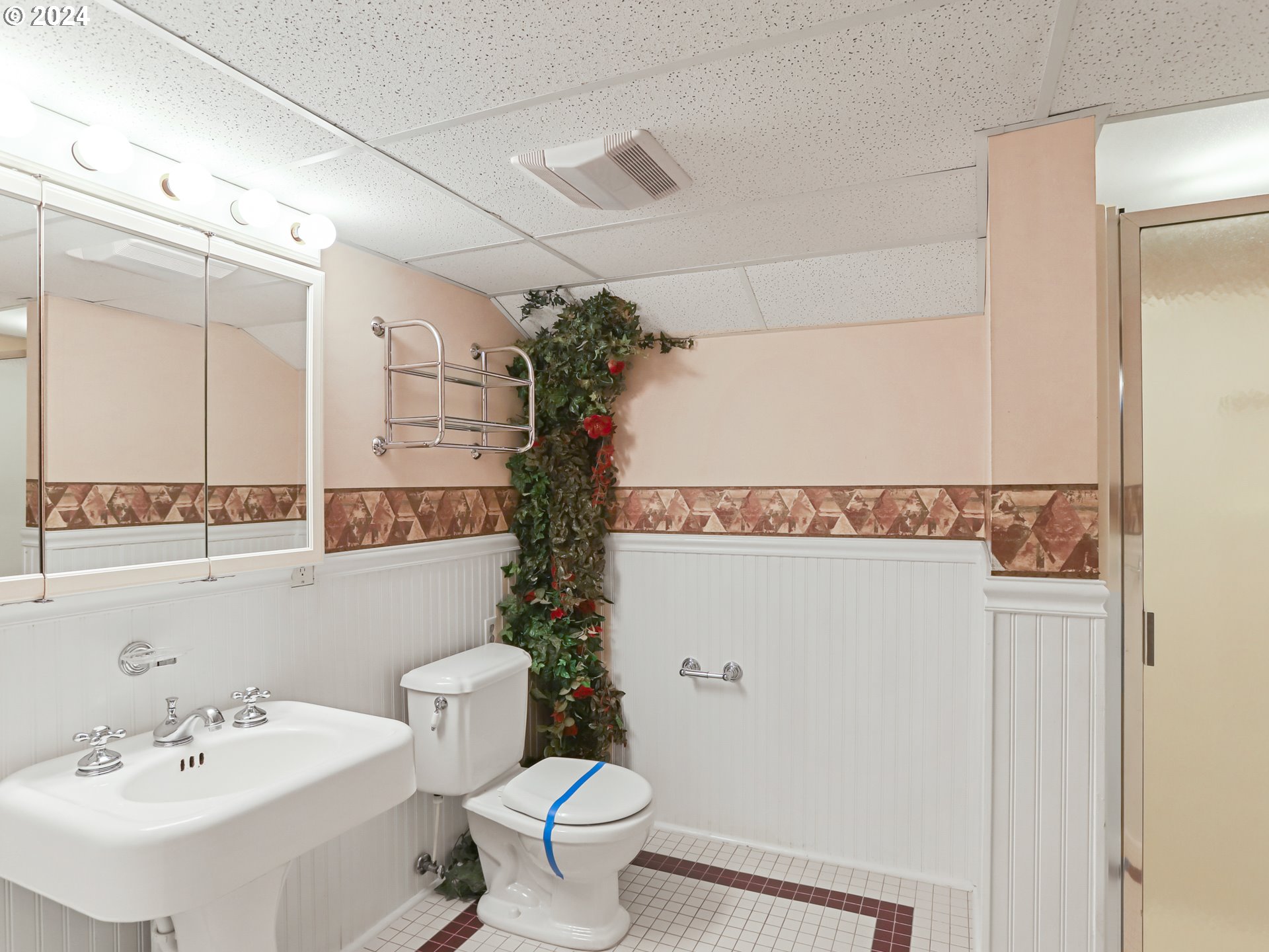 116 West 29th Street Vancouver, WA 98660 - Photo 28 of 35 a bathroom with a sink toilet and shower