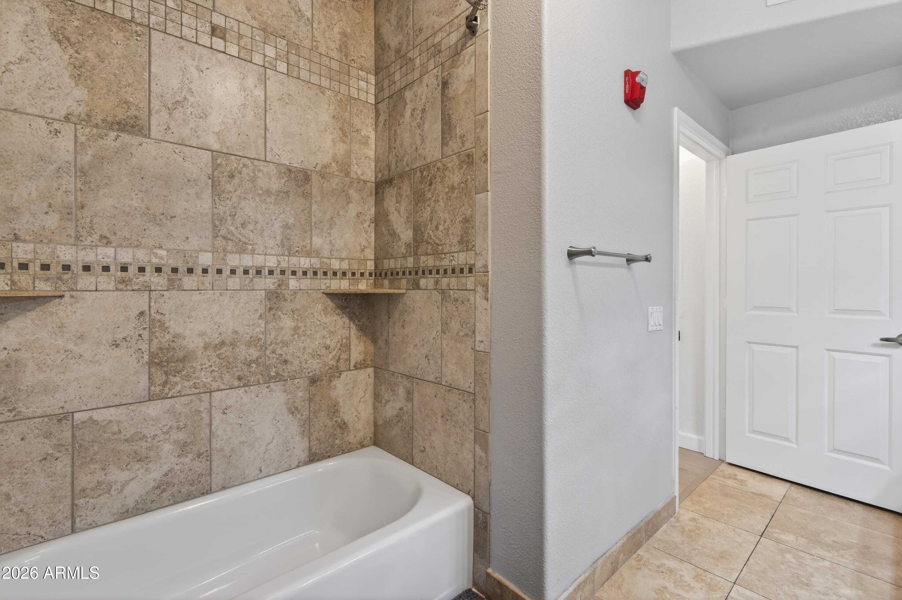 435 West Rio Salado Parkway, Unit 112 Tempe, AZ 85281 - Photo 28 of 38 a bathroom with a bathtub