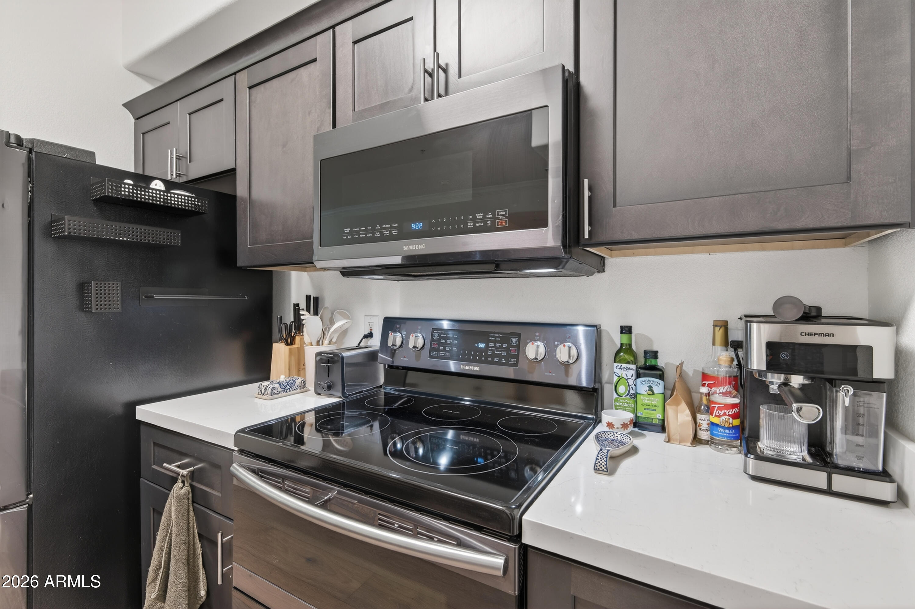 435 West Rio Salado Parkway, Unit 112 Tempe, AZ 85281 - Photo 9 of 38 a kitchen with a stove and a microwave