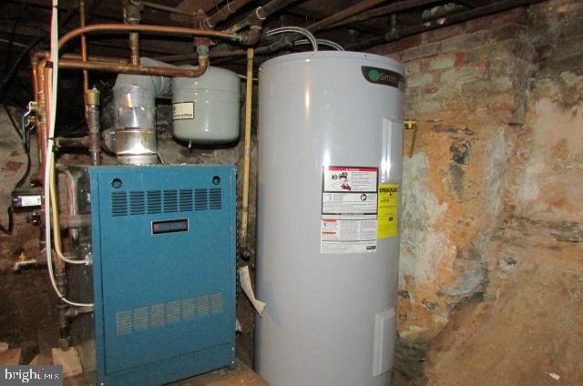 222 Baltimore Street Hanover, PA 17331 - Photo 10 of 18 a utility room with dryer and washer