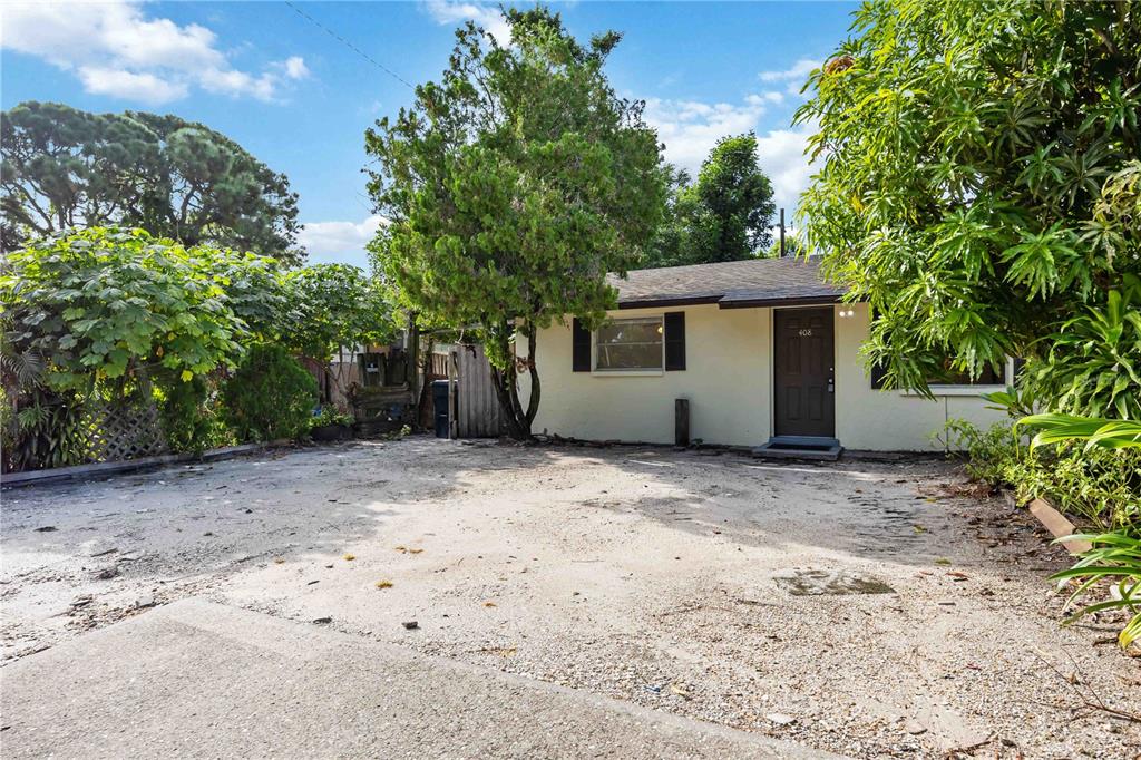 a view of a house with a backyard