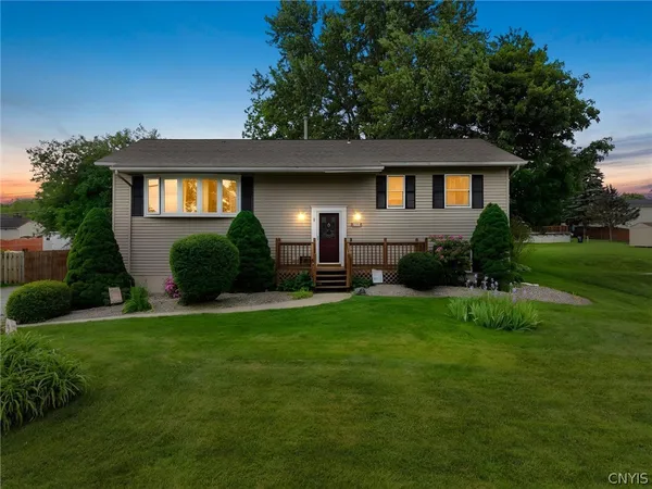 $299,900 | 19 Buccaneer Bend, Van Buren, NY 13027