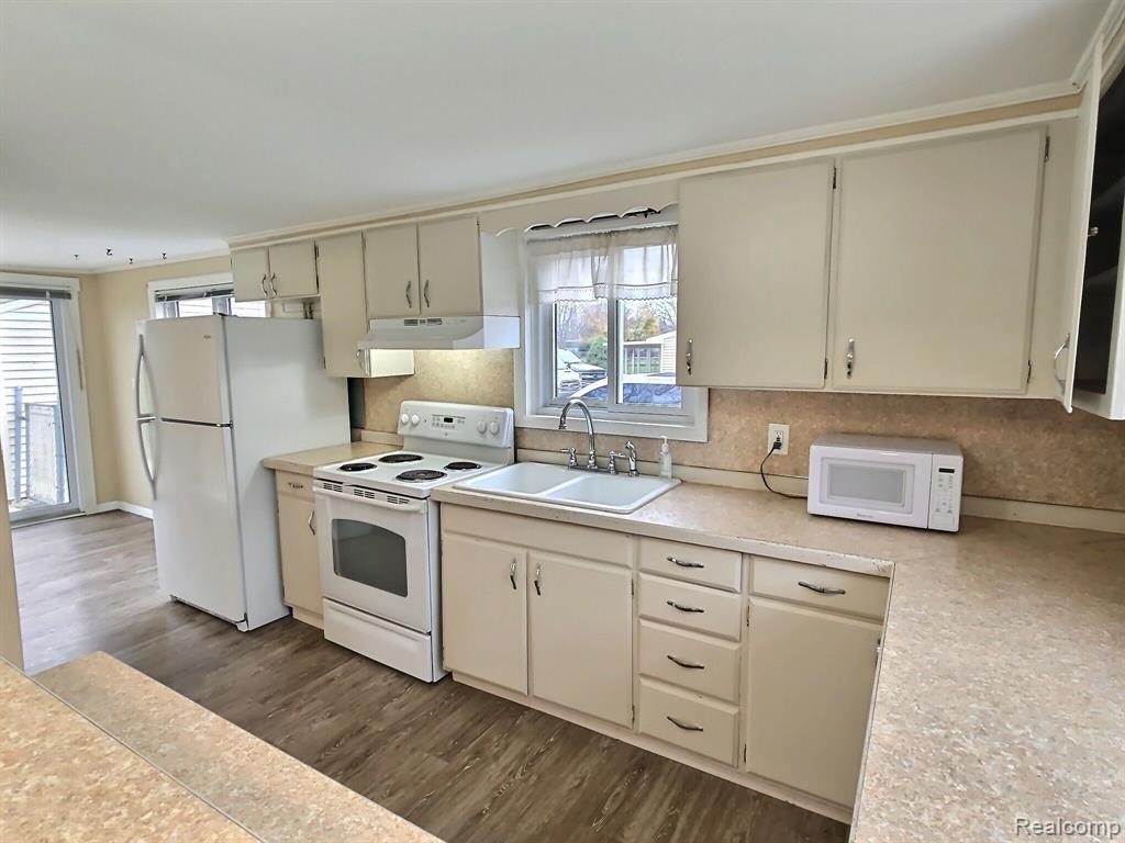 2321 West Thompson Road Fenton, MI 48430 - Photo 7 of 16