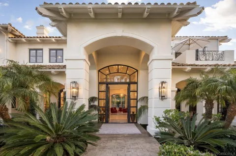a view of entryway with garden
