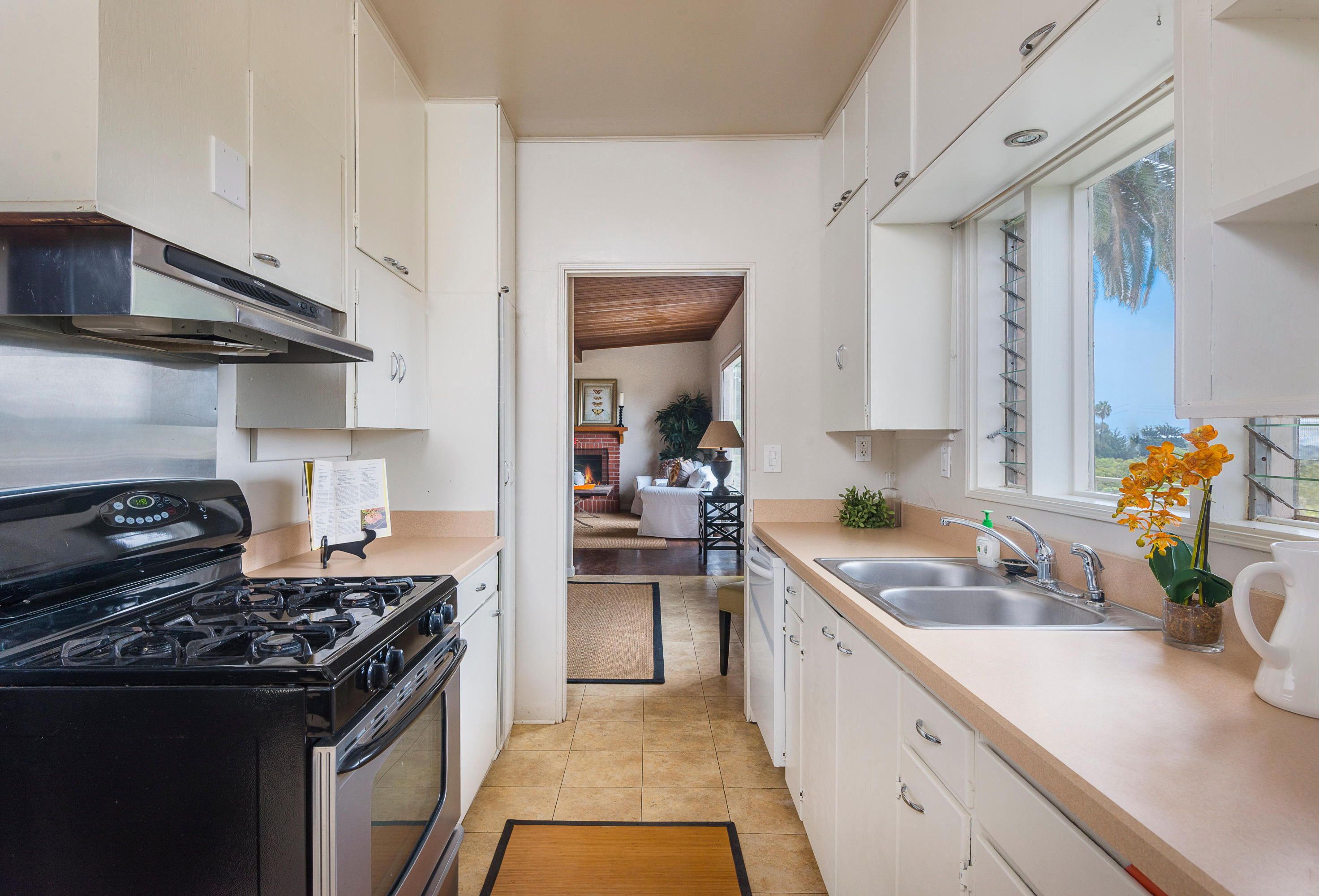 1750 Ocean Oaks Road Carpinteria, CA 93013 - Photo 3 of 12 Kitchen