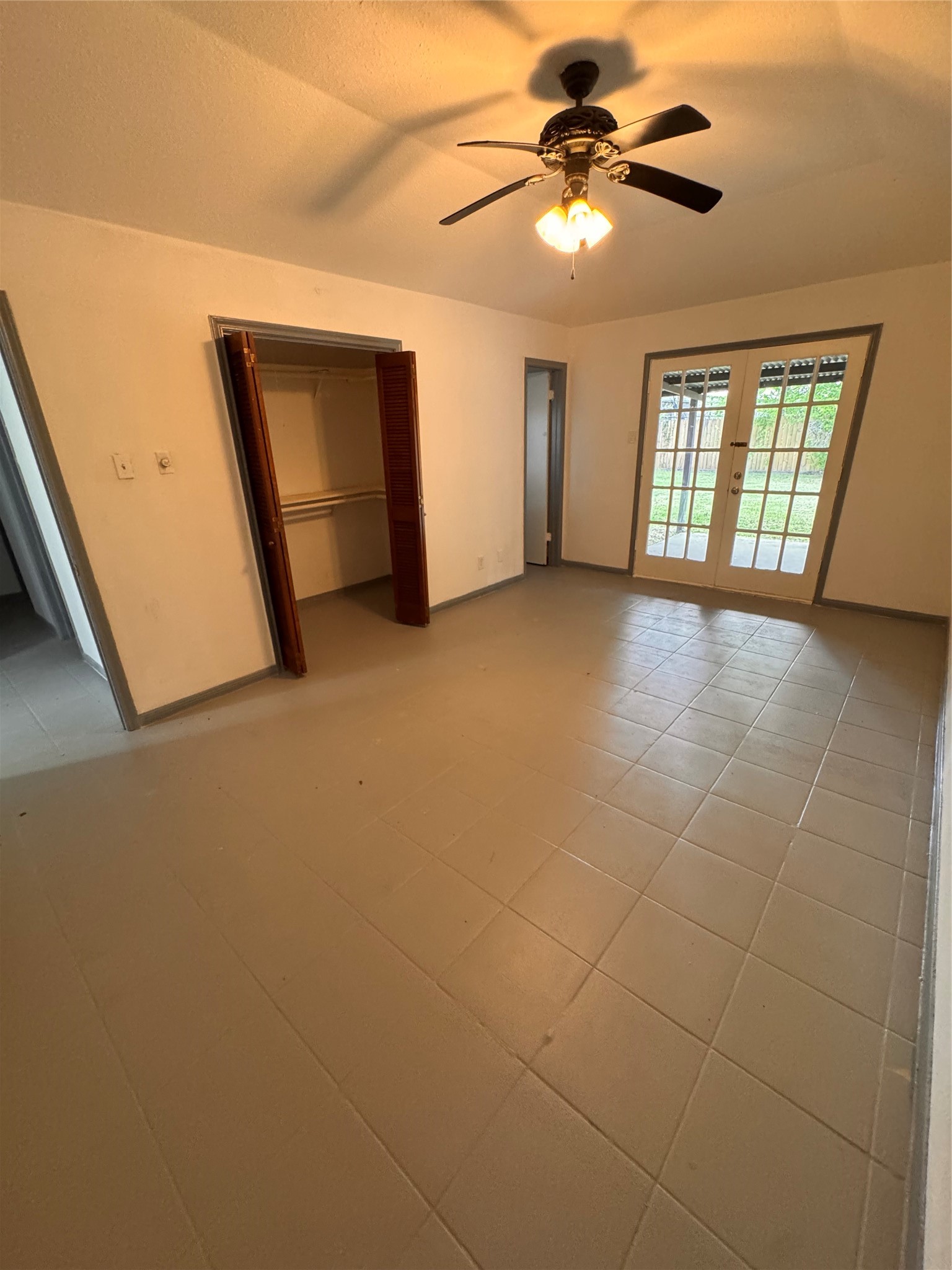 604 Briarclift Lane Baytown, TX 77521 - Photo 9 of 12 a view of a livingroom with a ceiling fan and window