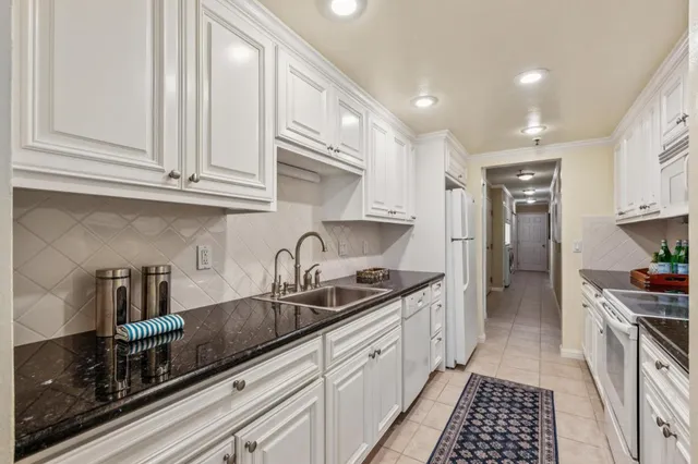 $1,050,000 | 1115 Continentals Way, Unit 203, Belmont, CA 94002