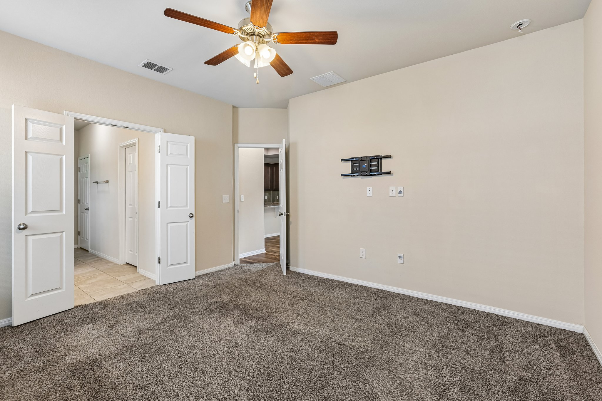 808 Totis Road Austin, TX 78748 - Photo 16 of 40 Spacious room featuring neutral wall tones and plush, dark grey carpeting