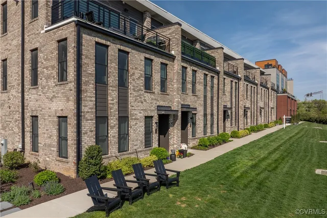 a view of a house with backyard and porch