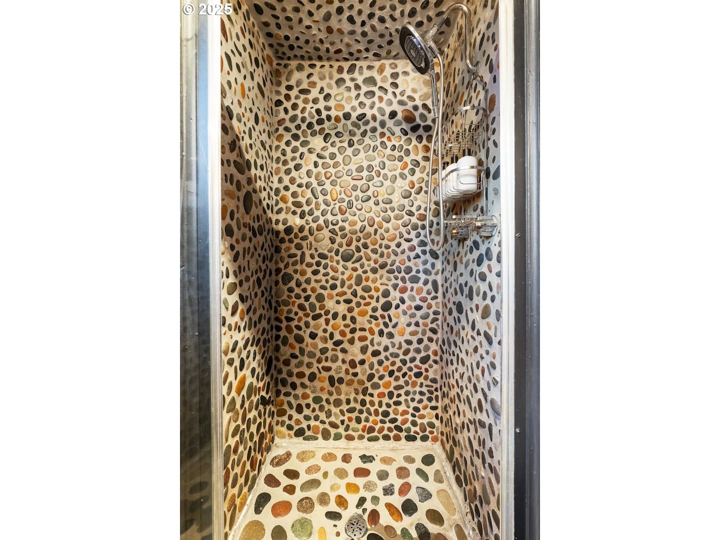 610 West Fourth Plain Boulevard Vancouver, WA 98660 - Photo 19 of 41 a bathroom with a shower curtain