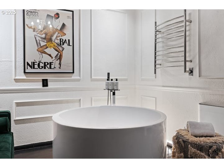 610 West Fourth Plain Boulevard Vancouver, WA 98660 - Photo 27 of 41 a bathroom with a sink and a mirror