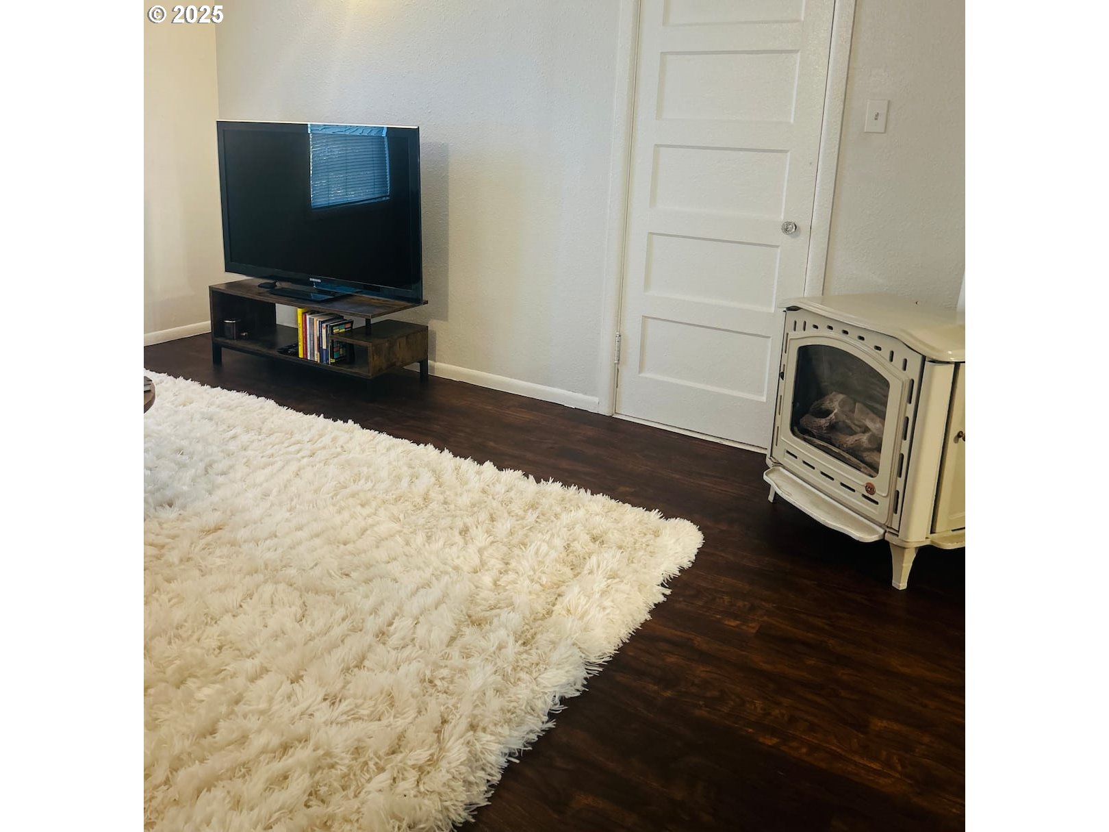 610 West Fourth Plain Boulevard Vancouver, WA 98660 - Photo 37 of 41 a living room with furniture and a flat screen tv