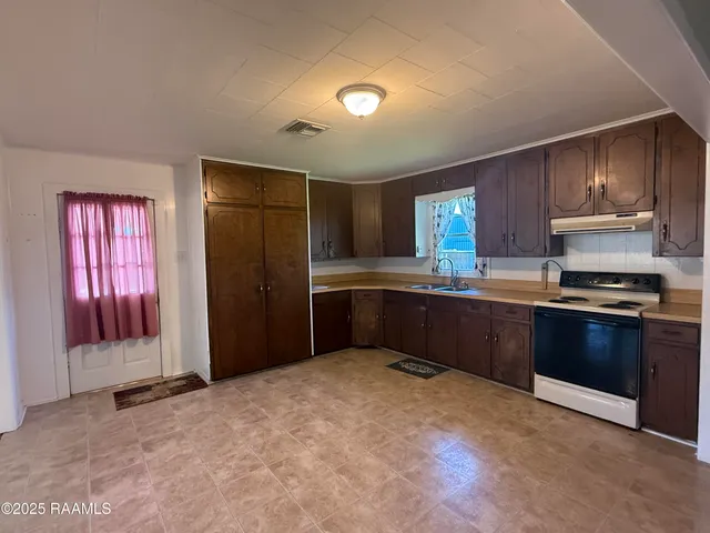 $1,400 | 129 East Broussard Road, Lafayette, LA 70503