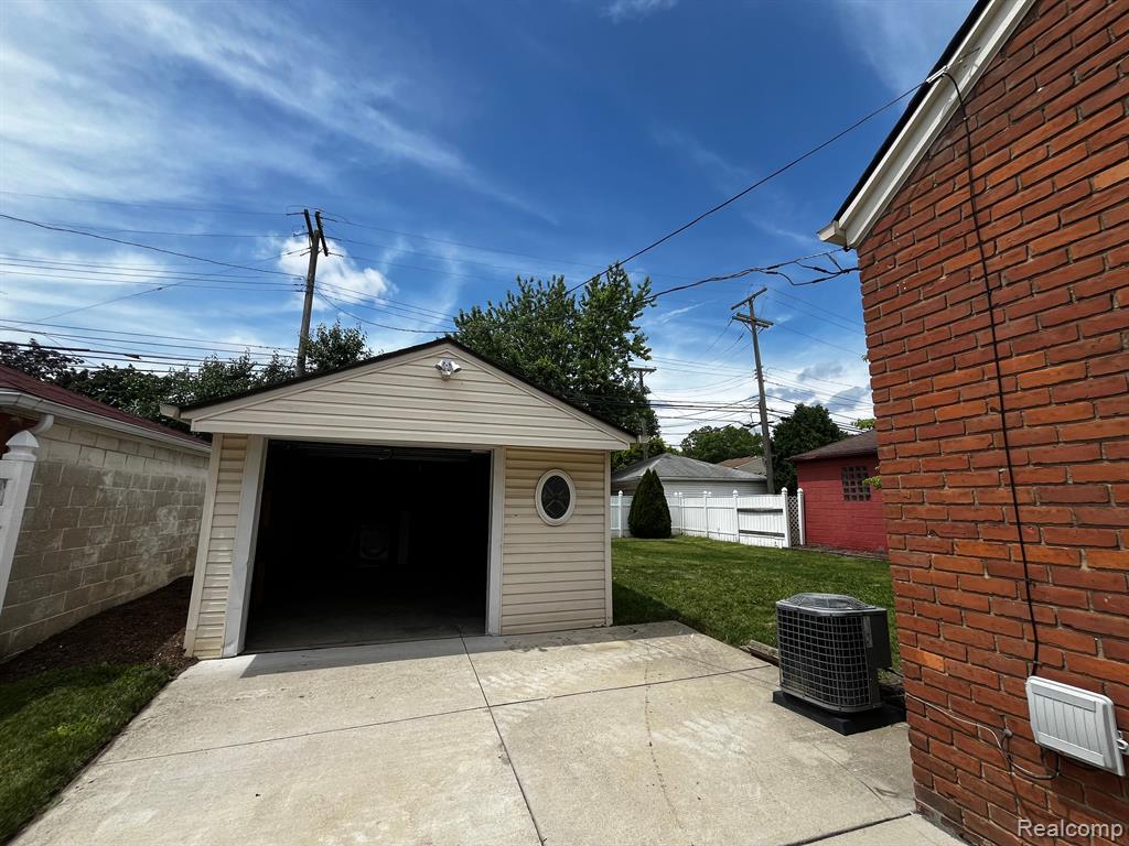 6734 Rosedale Boulevard Allen Park, MI 48101 - Photo 3 of 26