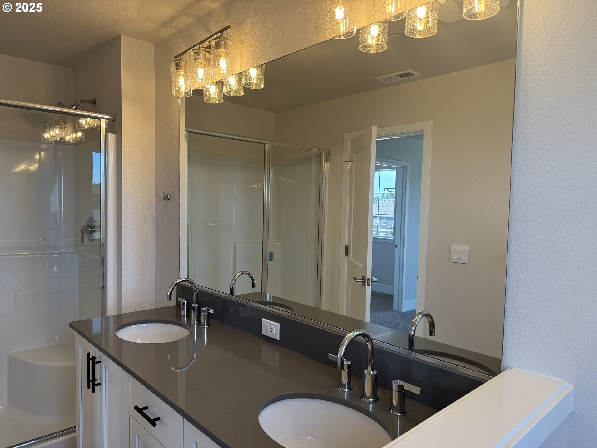 16664 Southwest Jean Louise Road Tigard, OR 97223 - Photo 5 of 28 Kitchen