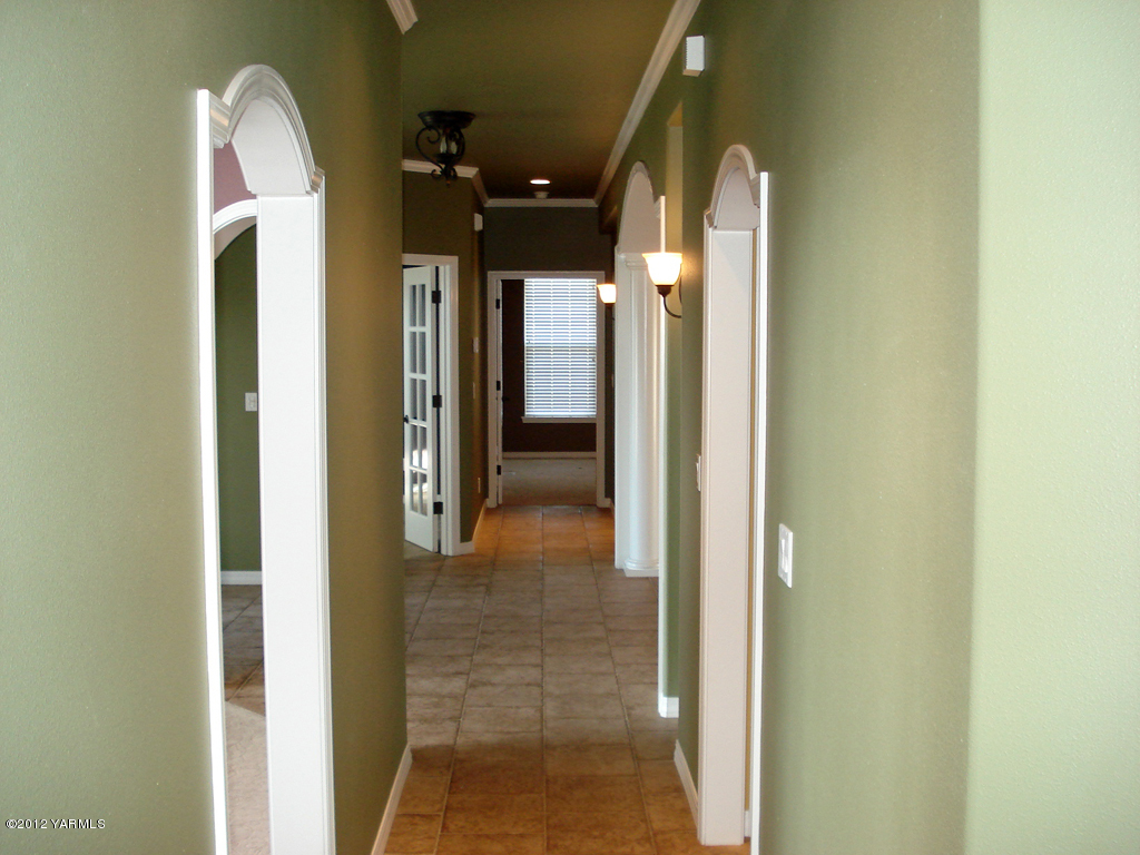 840 Dilley Road Tieton, WA 98947 - Photo 11 of 23 a view of a hallway with entryway