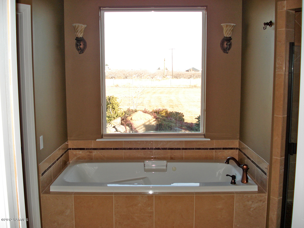 840 Dilley Road Tieton, WA 98947 - Photo 14 of 23 a bathroom with bathtub and window