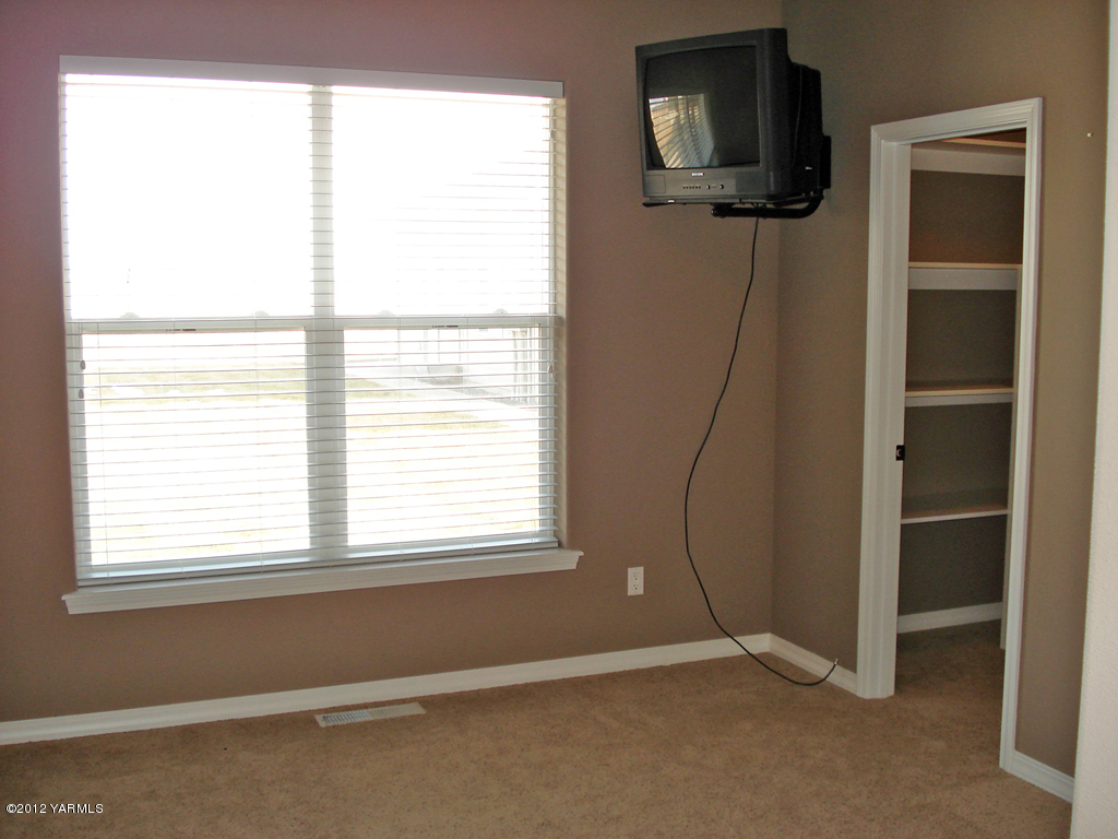 840 Dilley Road Tieton, WA 98947 - Photo 17 of 23 a room with a window