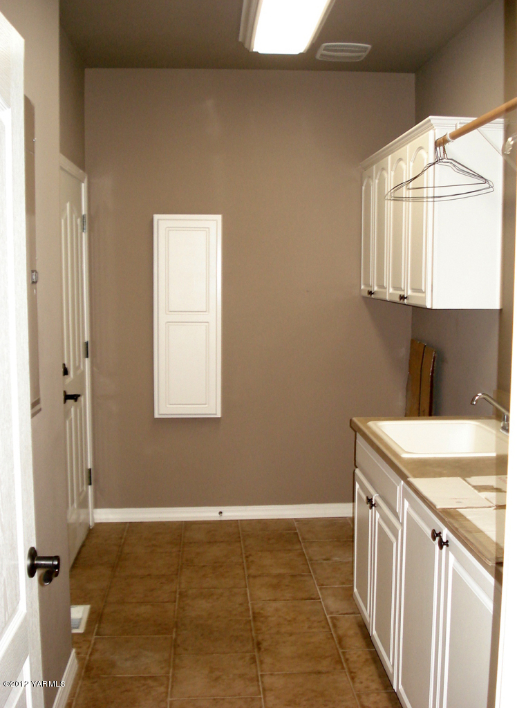 840 Dilley Road Tieton, WA 98947 - Photo 18 of 23 a bathroom with a sink a vanity and a mirror