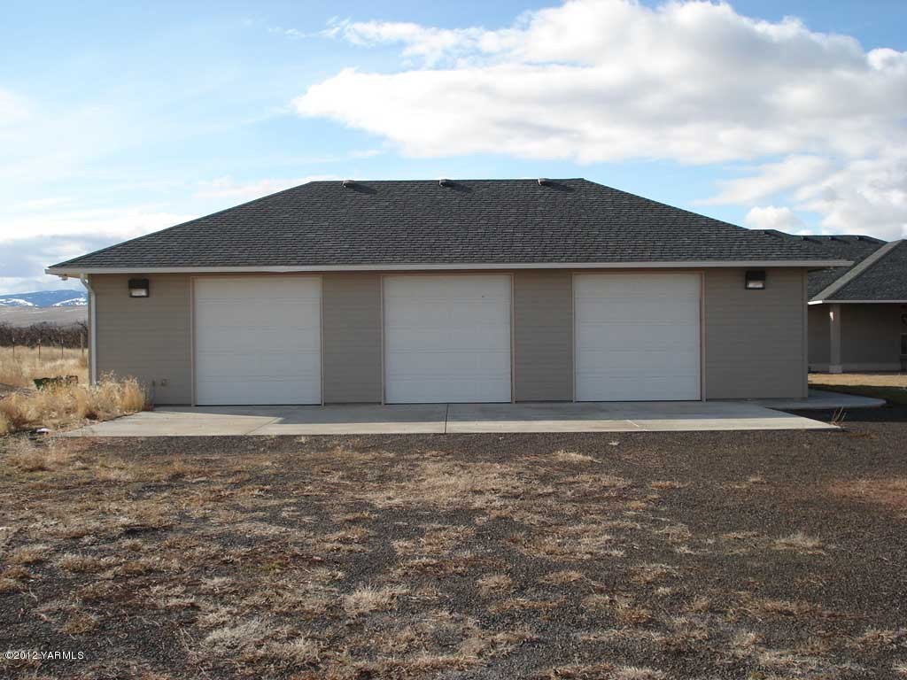 840 Dilley Road Tieton, WA 98947 - Photo 20 of 23 a house with a outdoor space