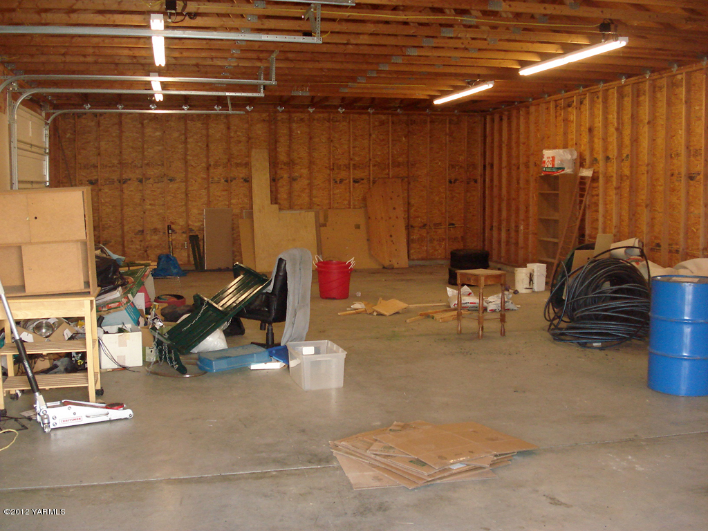 840 Dilley Road Tieton, WA 98947 - Photo 21 of 23 a view of a room with gym equipment