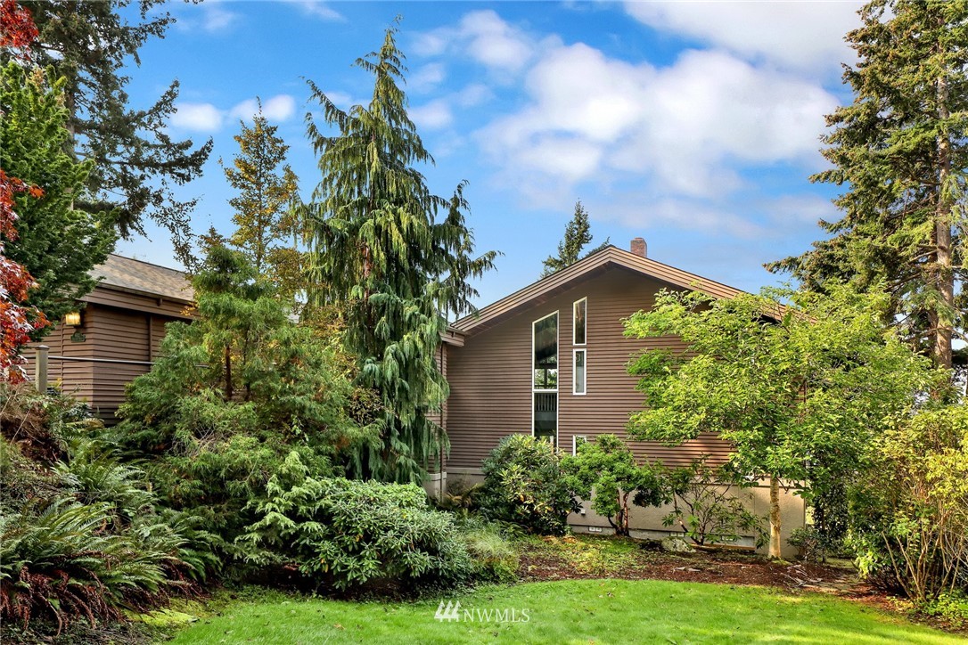 632 Fieldston Road Bellingham, WA 98225 - Photo 2 of 40 a front view of a house with a yard