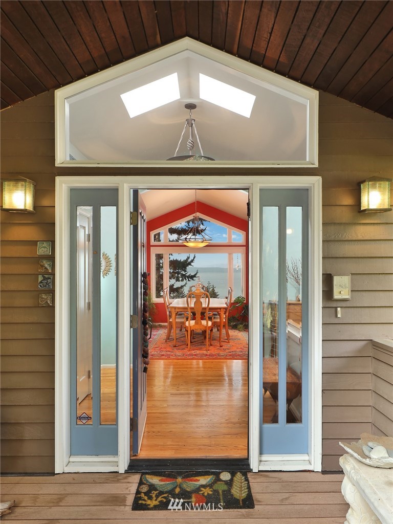 632 Fieldston Road Bellingham, WA 98225 - Photo 4 of 40 a view of water heater room with wooden floor