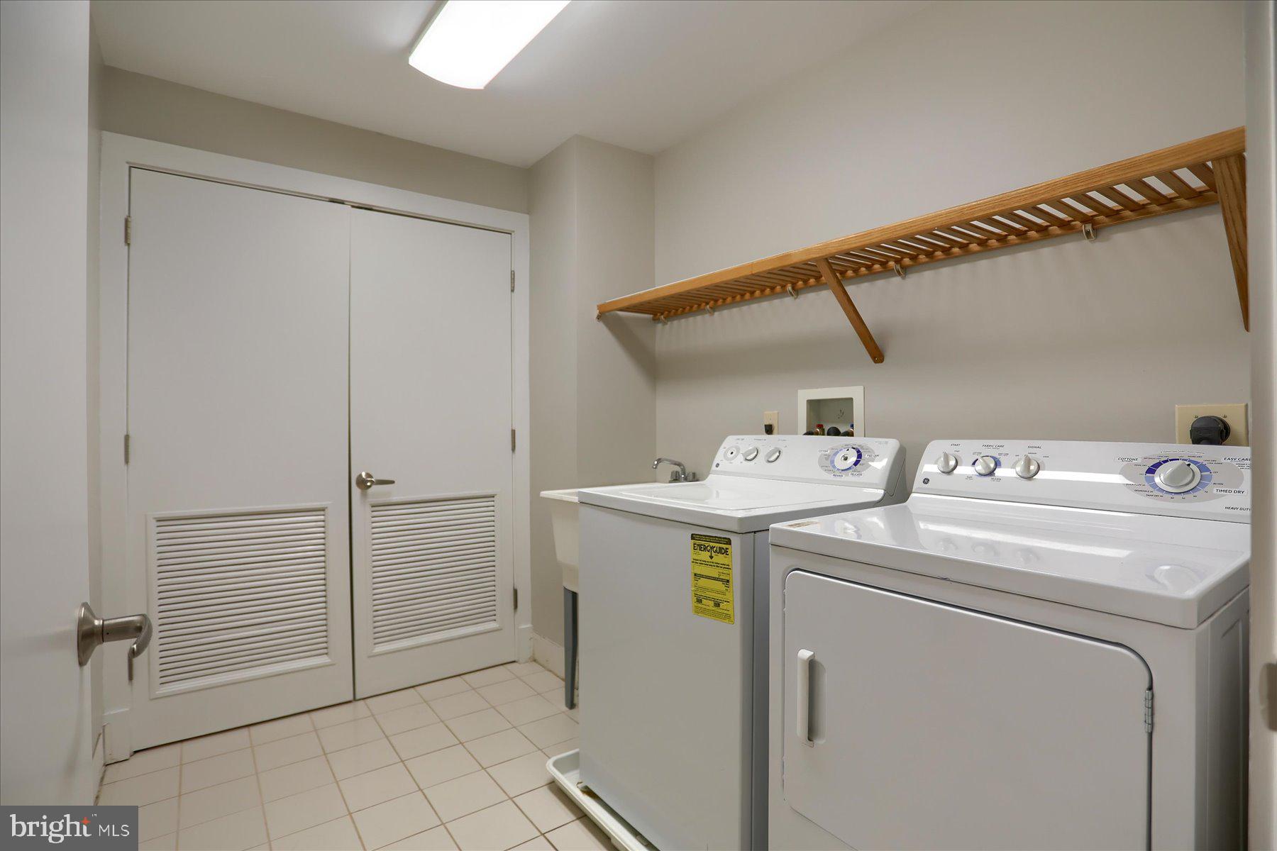 1400 Lancaster Street, Unit 802 Baltimore, MD 21231 - Photo 16 of 34 a utility room with dryer and washer