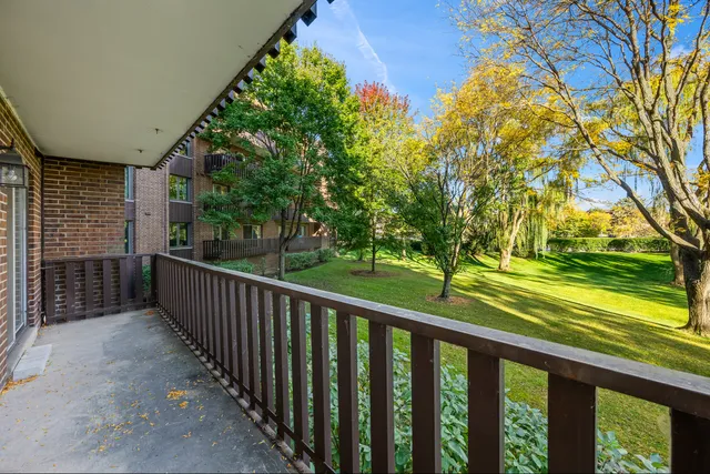 $375,000 | 1125 Lake Cook Road, Unit 209, Northbrook, IL 60062