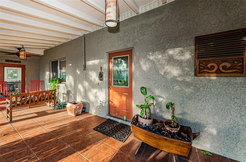 330 North Spring Boulevard Tarpon Springs, FL 34689 - Photo 4 of 34 a living room with furniture