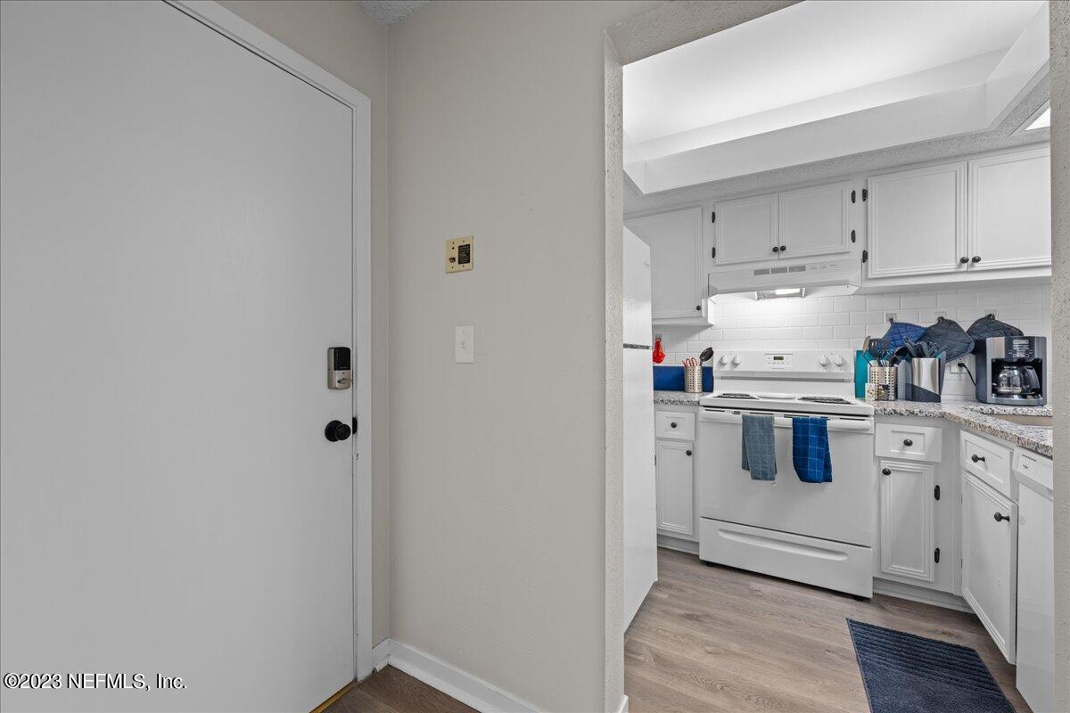 3155 Ravines Road, Unit 3522 Middleburg, FL 32068 - Photo 10 of 20 a kitchen with cabinets and appliances