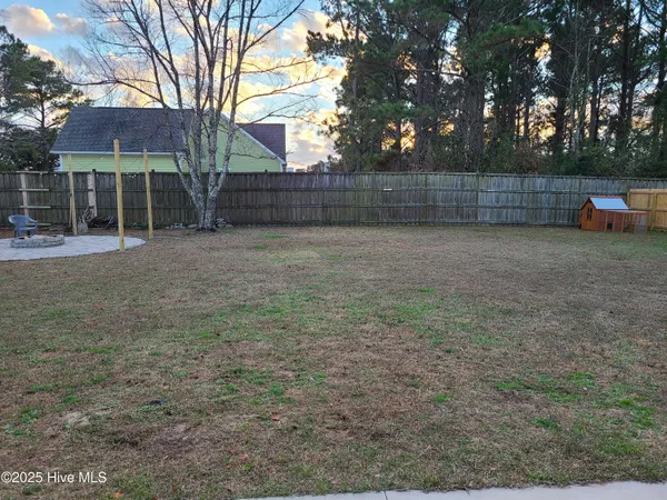 $2,100 | 356 Zonnie Lane, Hampstead, NC 28443