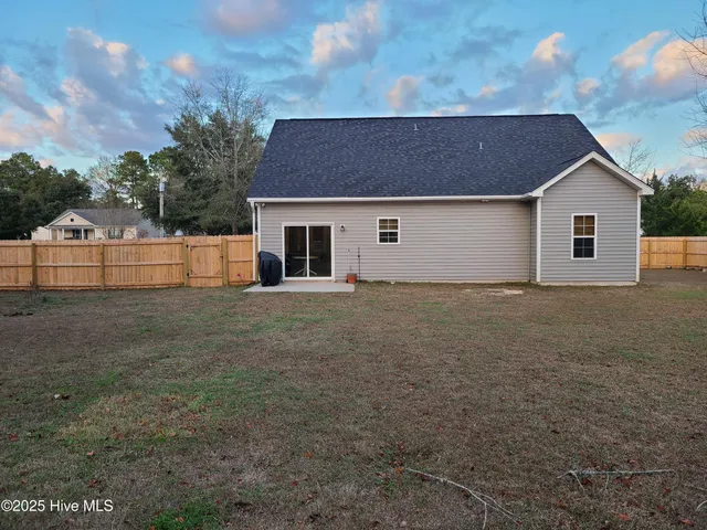 $2,100 | 356 Zonnie Lane, Hampstead, NC 28443