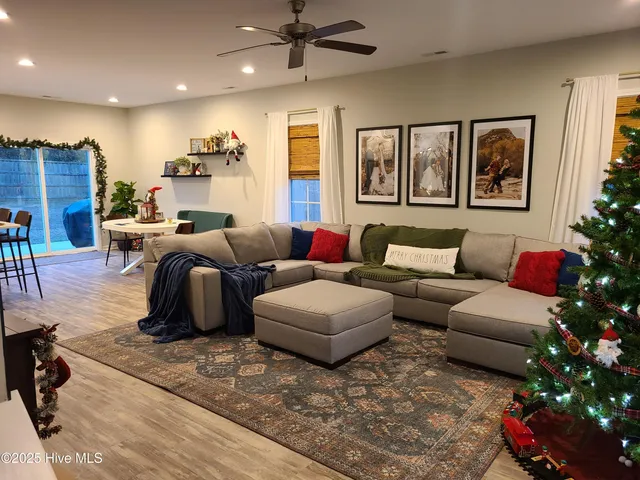 $2,100 | 356 Zonnie Lane, Hampstead, NC 28443