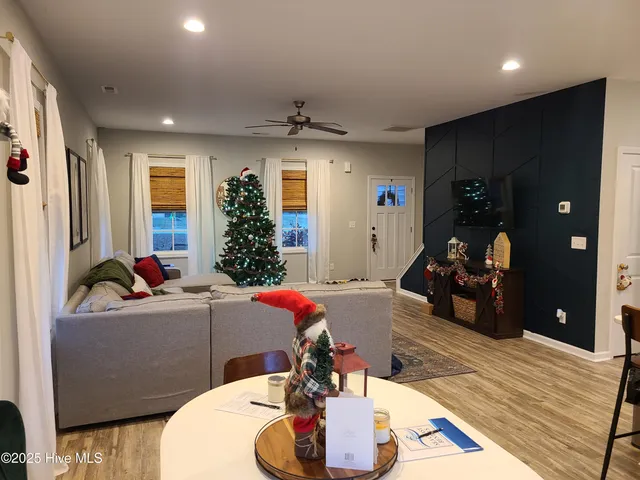 $2,100 | 356 Zonnie Lane, Hampstead, NC 28443