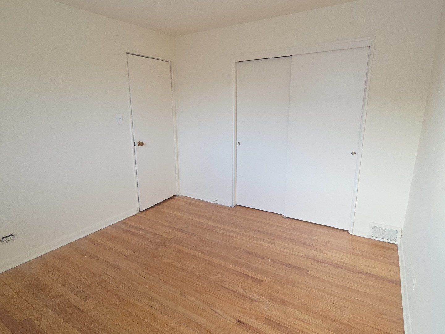 8649 Niles Center Road, Unit B Skokie, IL 60077 - Photo 13 of 22 a view of empty room with wooden floor