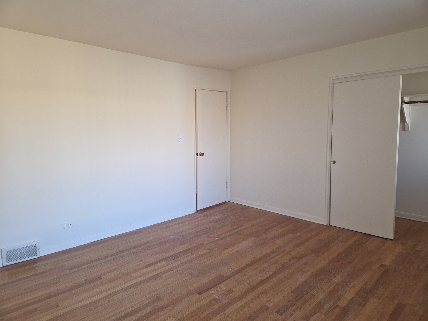 8649 Niles Center Road, Unit B Skokie, IL 60077 - Photo 10 of 22 a view of empty room with wooden floor
