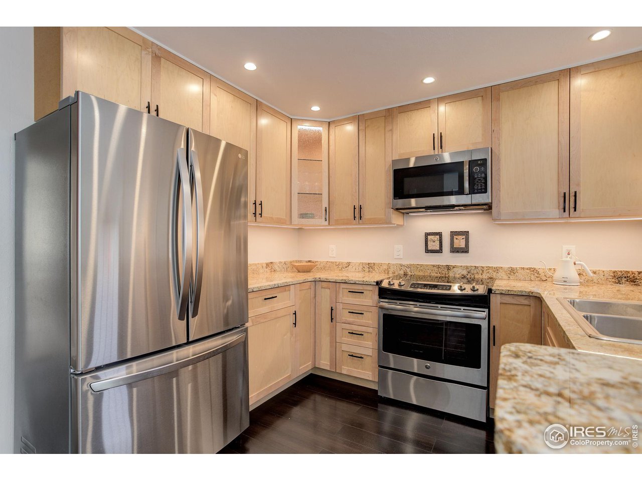 4717 Spine Road, Unit E Boulder, CO 80301 - Photo 10 of 29 fully updated kitchen- granite countertops, custom cabintry, high end stainless steel appliances