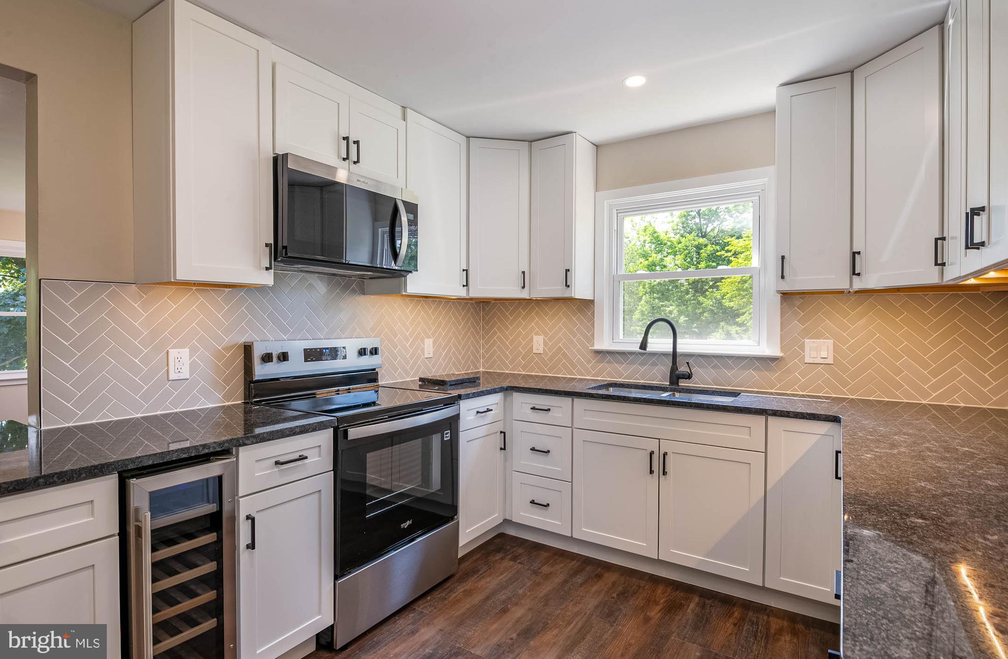 921 Shelbourne Road Reading, PA 19606 - Photo 4 of 28