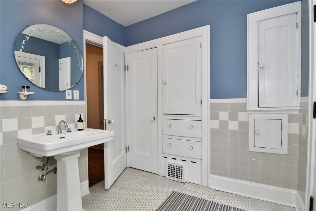 2500 Lee Road Cleveland, OH 44118 - Photo 15 of 30
