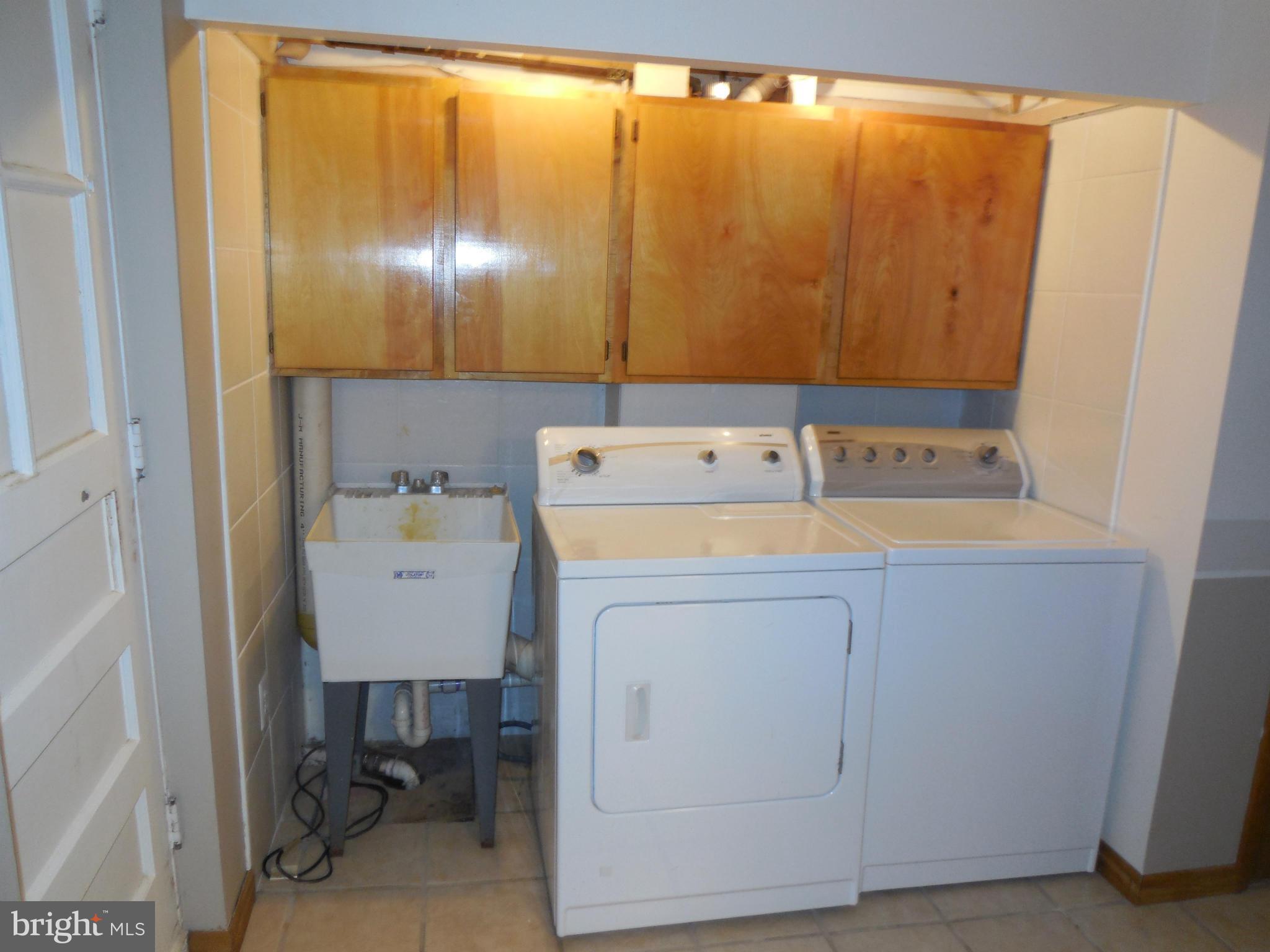446 Grovethorn Road Baltimore, MD 21220 - Photo 18 of 25 a utility room with dryer and washer