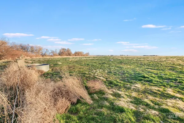 $599,999 | 2735 East 3300 N Road, Twin Falls, ID 83301