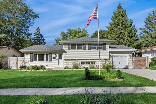 $364,900 | 208 South River Road, Fox River Grove, IL 60021