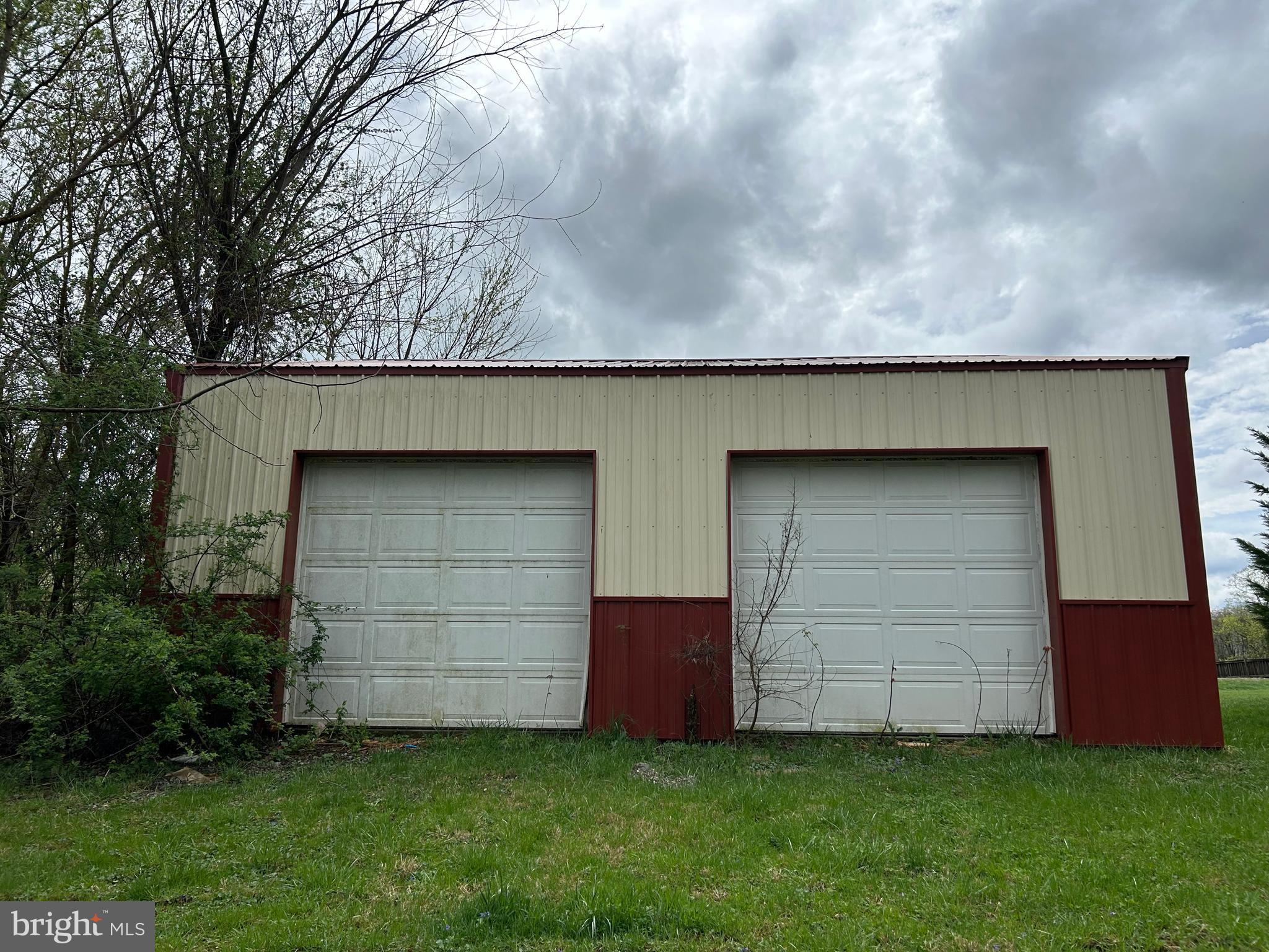 12632 Creagerstown Road Thurmont, MD 21788 - Photo 4 of 16 a backyard of a house with garage and entertaining space
