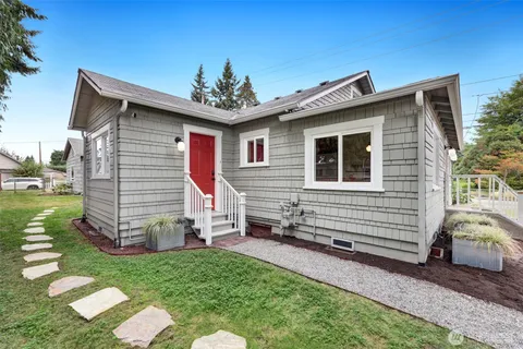 a view of a house with a yard