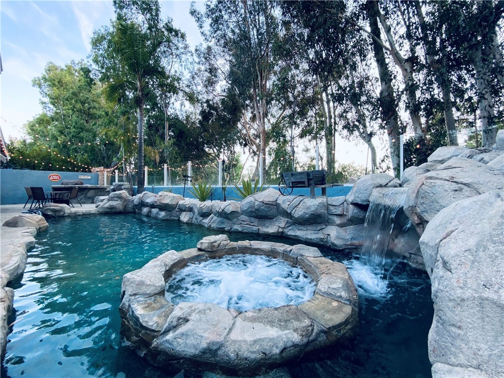 21901 Chaster Road Lake Forest, CA 92630 - Photo 29 of 33 Spa with built in seating