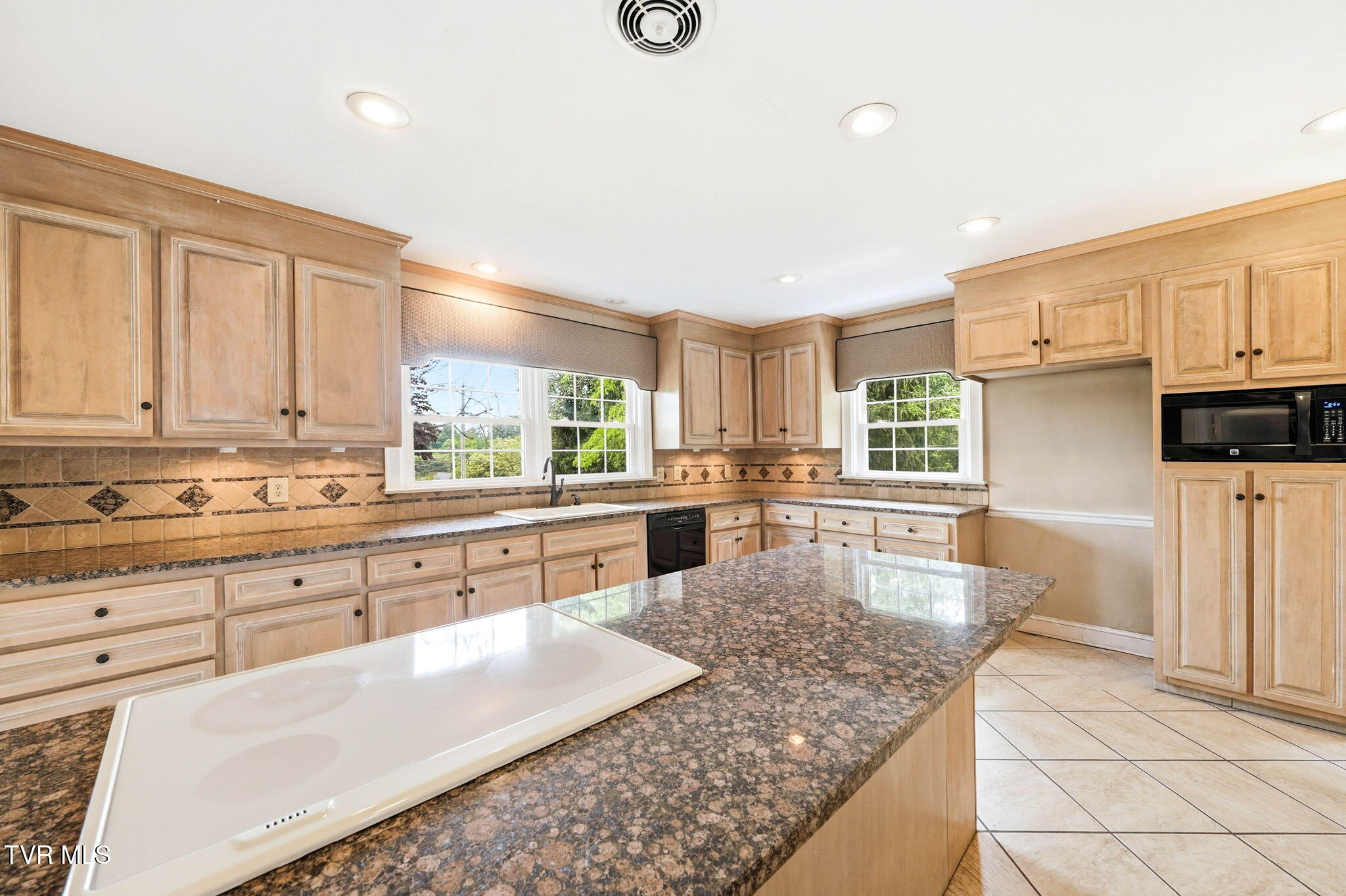 1700 Overhill Road Bristol, VA 24201 - Photo 11 of 50 3-web-or-mls-1700 Overhill Rd-11