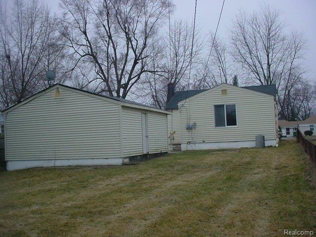 5444 Drayton Road Clarkston, MI 48346 - Photo 3 of 14 REAR